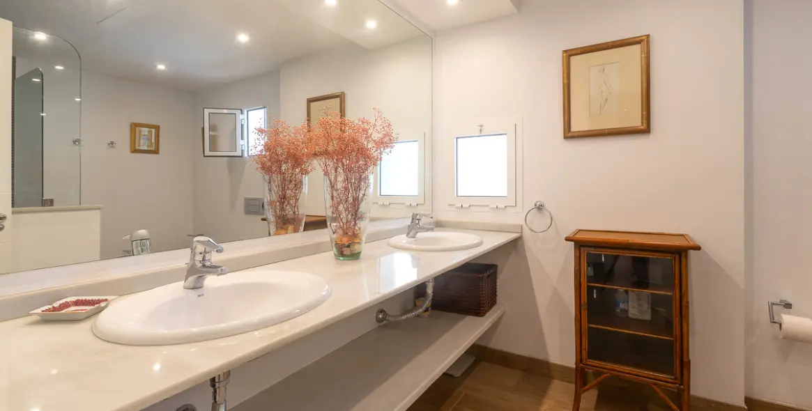 Venta de apartamento en planta media en The Golden Mile 9