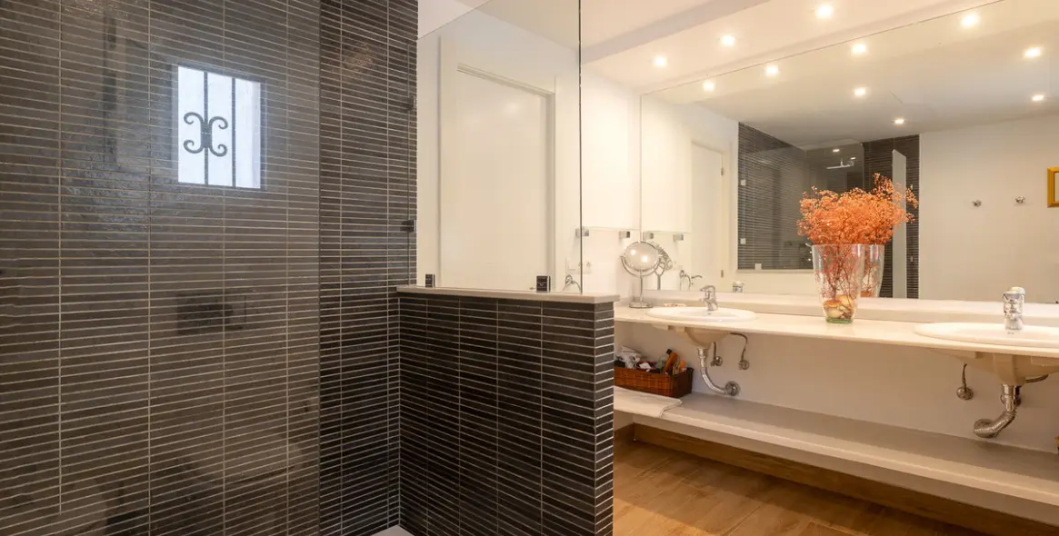 Venta de apartamento en planta media en The Golden Mile 10