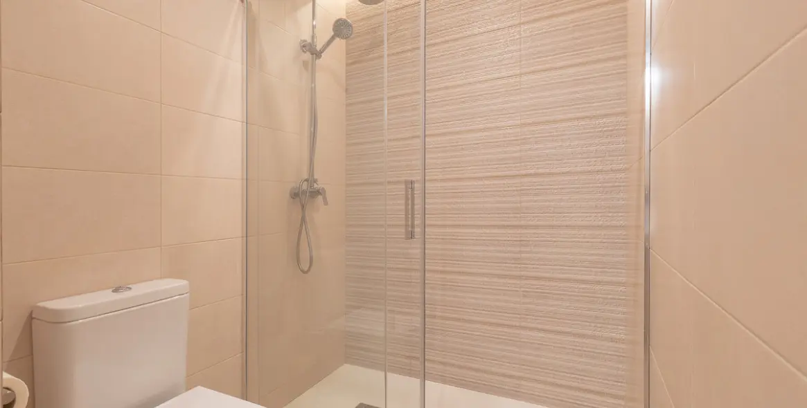 Venta de apartamento en planta media en The Golden Mile 12