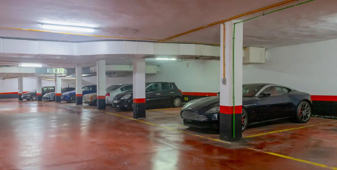 Venta de apartamento en planta media en The Golden Mile 19