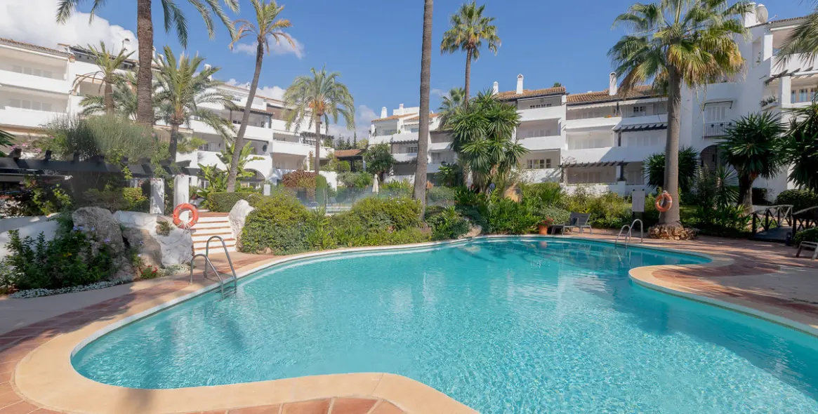 Venta de apartamento en planta media en The Golden Mile 20