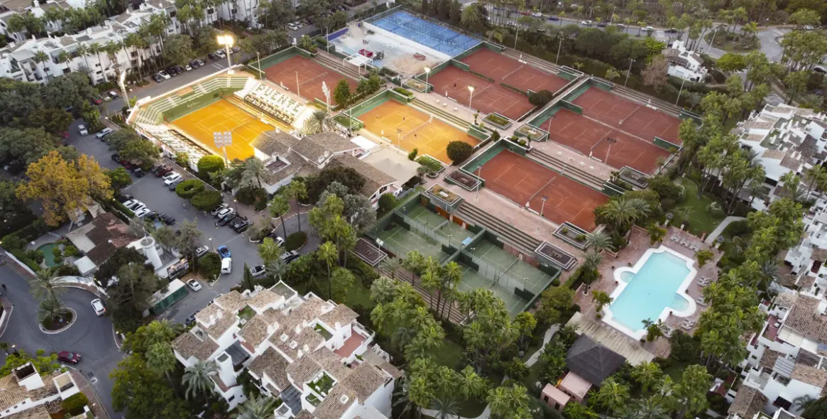 Venta de apartamento en planta media en The Golden Mile 23