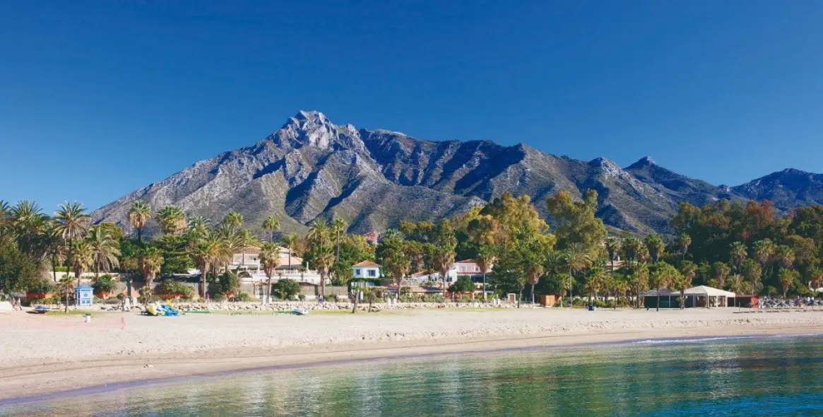 Venta de apartamento en planta media en The Golden Mile 25