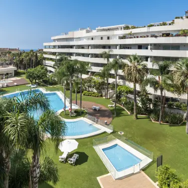 Краткосрочная аренда апартаментов на среднем этаже в Puerto Banús