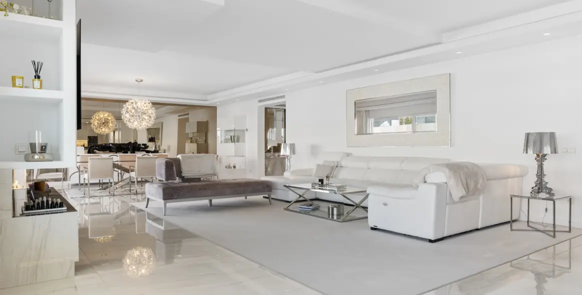 Short-term rent of middle floor apartment in Puerto Banús 2