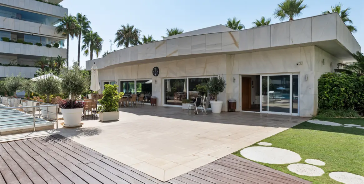Short-term rent of middle floor apartment in Puerto Banús 42