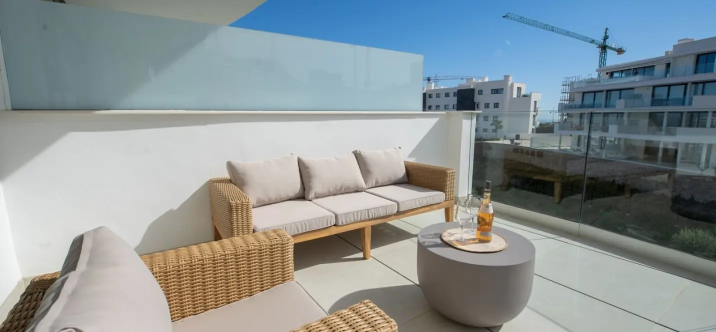 Sale of middle floor apartment in Higueron 2