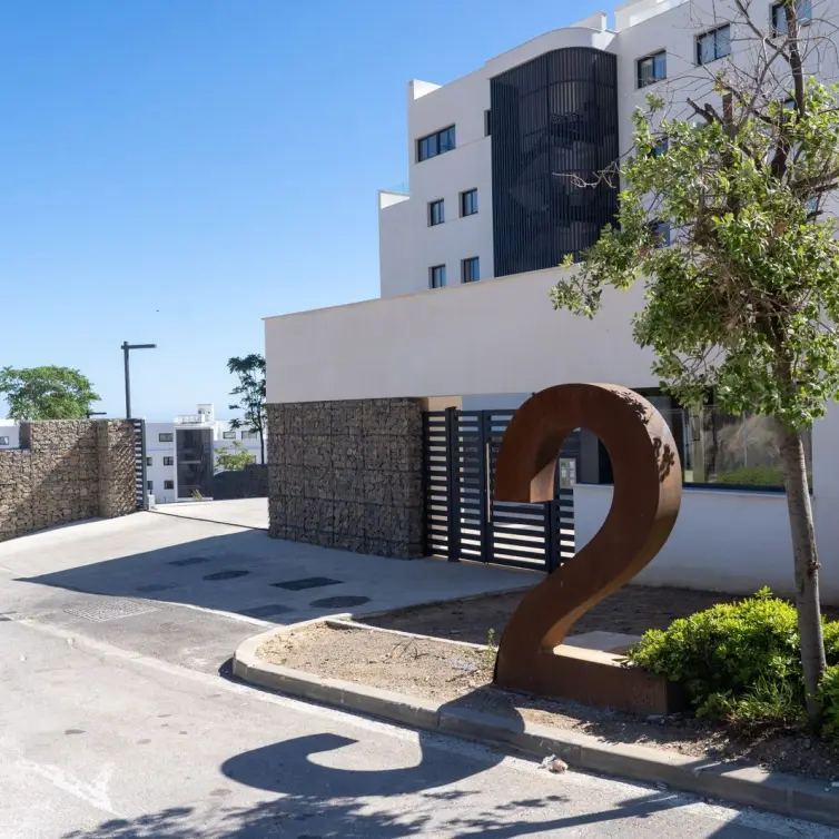 Sale of middle floor apartment in Higueron