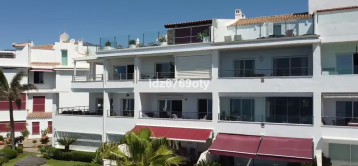 Venta de apartamento en planta media en Benalmadena Costa 2