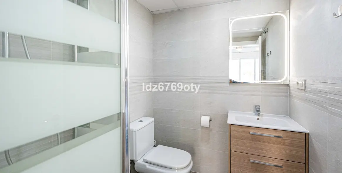 Venta de apartamento en planta media en Benalmadena Costa 13