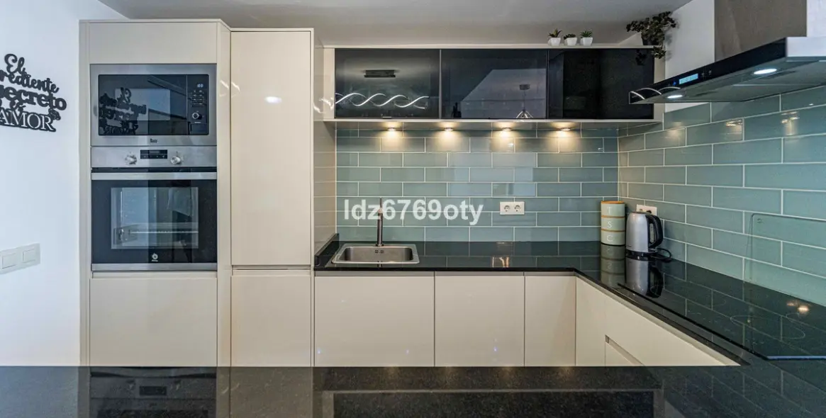 Venta de apartamento en planta media en Benalmadena Costa 17