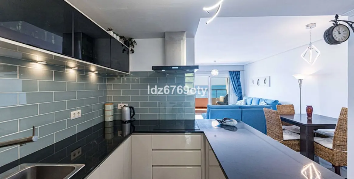 Venta de apartamento en planta media en Benalmadena Costa 19