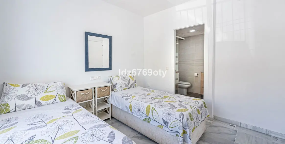 Venta de apartamento en planta media en Benalmadena Costa 22