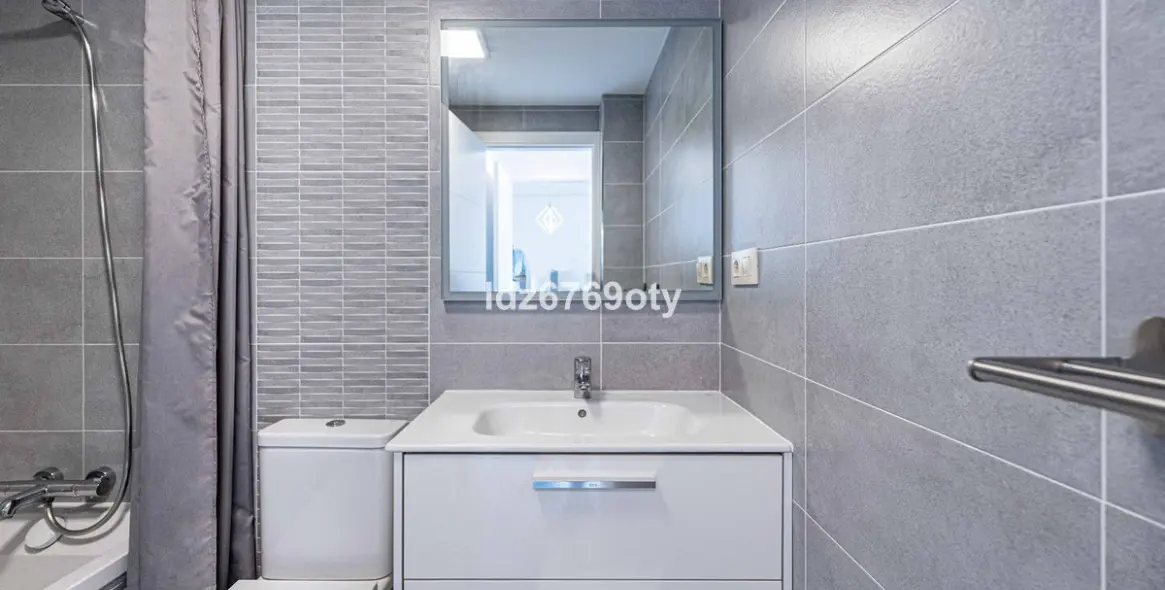 Venta de apartamento en planta media en Benalmadena Costa 23