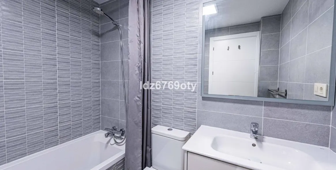 Venta de apartamento en planta media en Benalmadena Costa 24