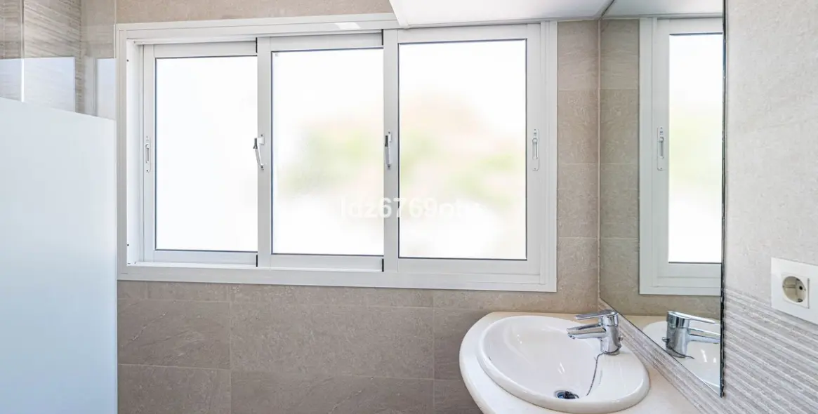 Venta de apartamento en planta media en Benalmadena Costa 26
