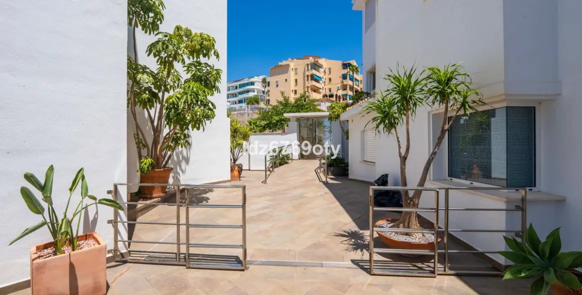 Venta de apartamento en planta media en Benalmadena Costa 33