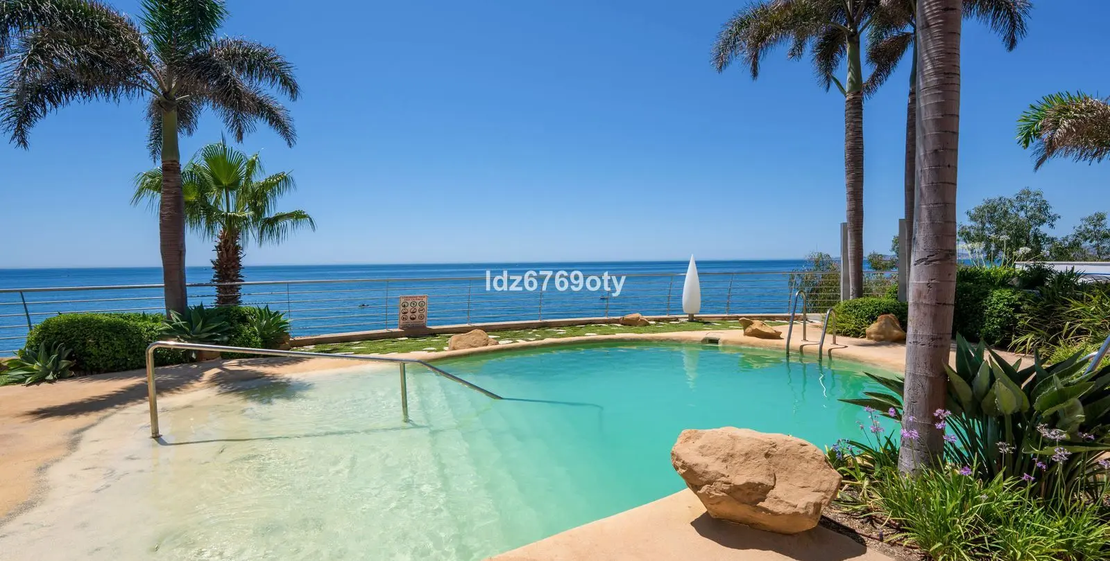 Venta de apartamento en planta media en Benalmadena Costa 1
