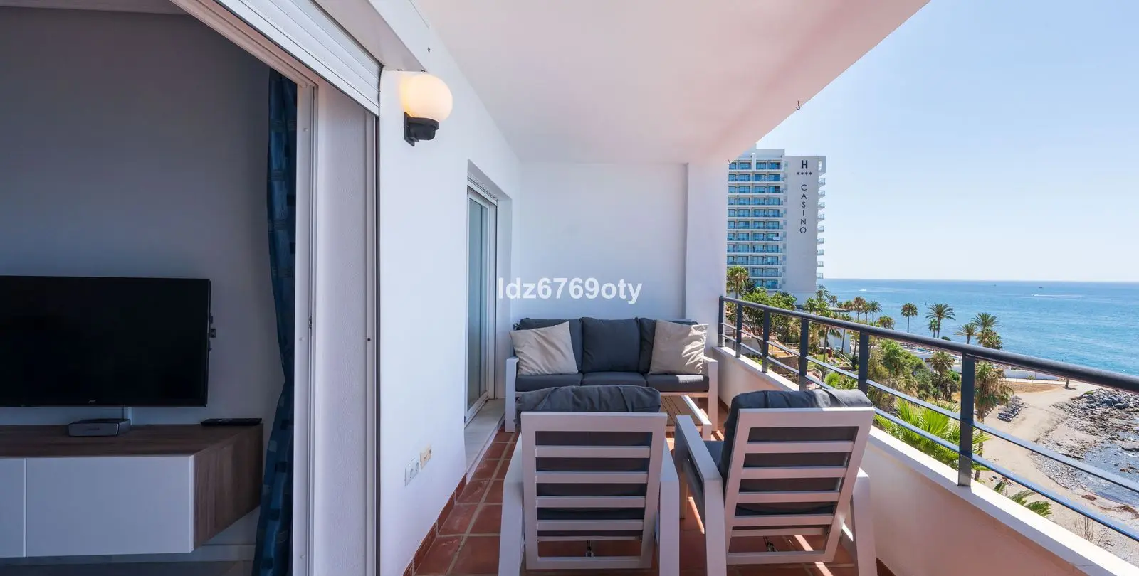 Venta de apartamento en planta media en Benalmadena Costa 8