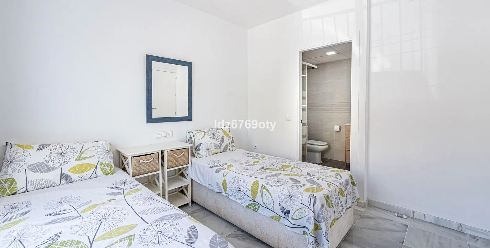 Venta de apartamento en planta media en Benalmadena Costa 22