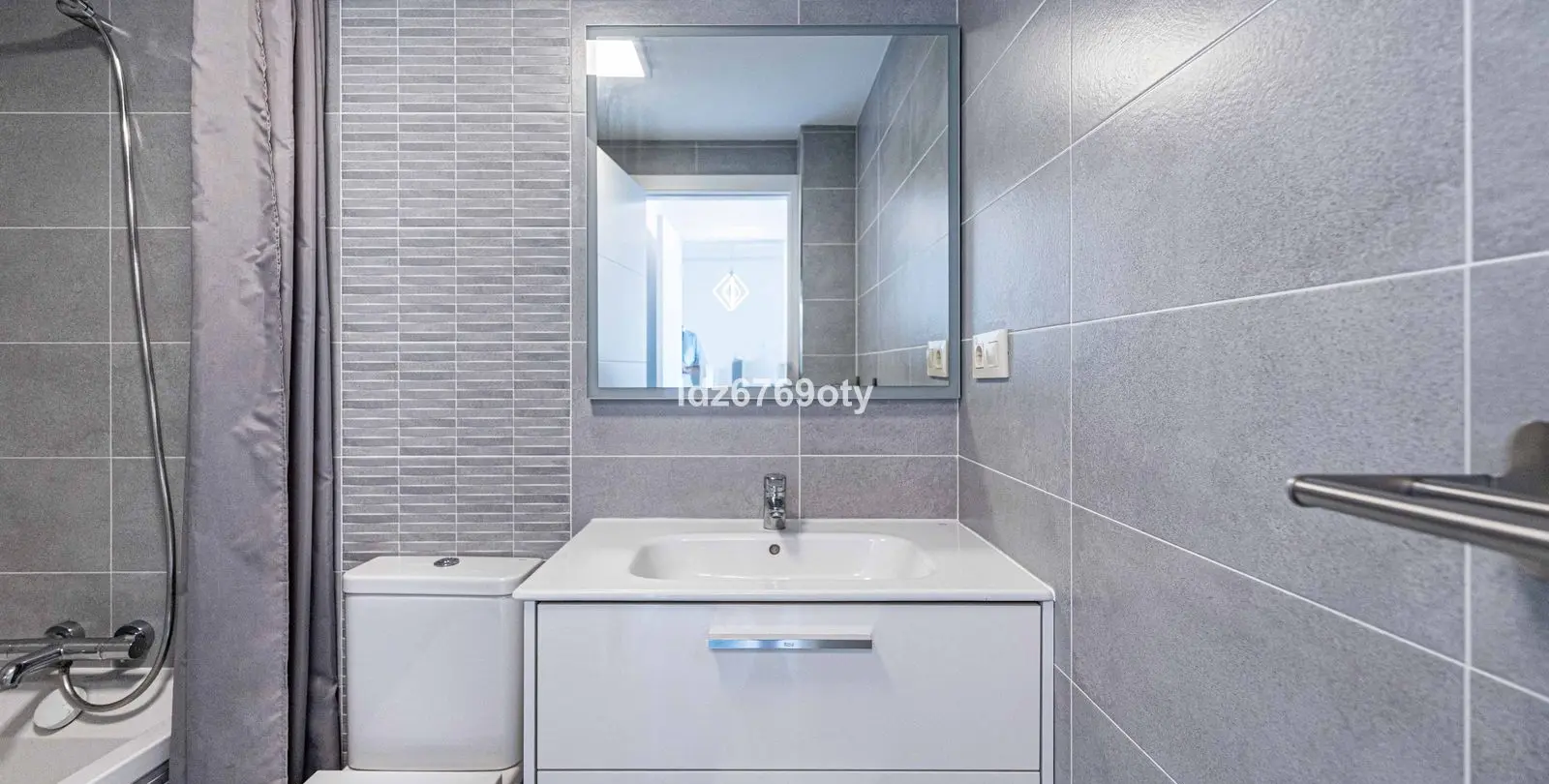 Venta de apartamento en planta media en Benalmadena Costa 23