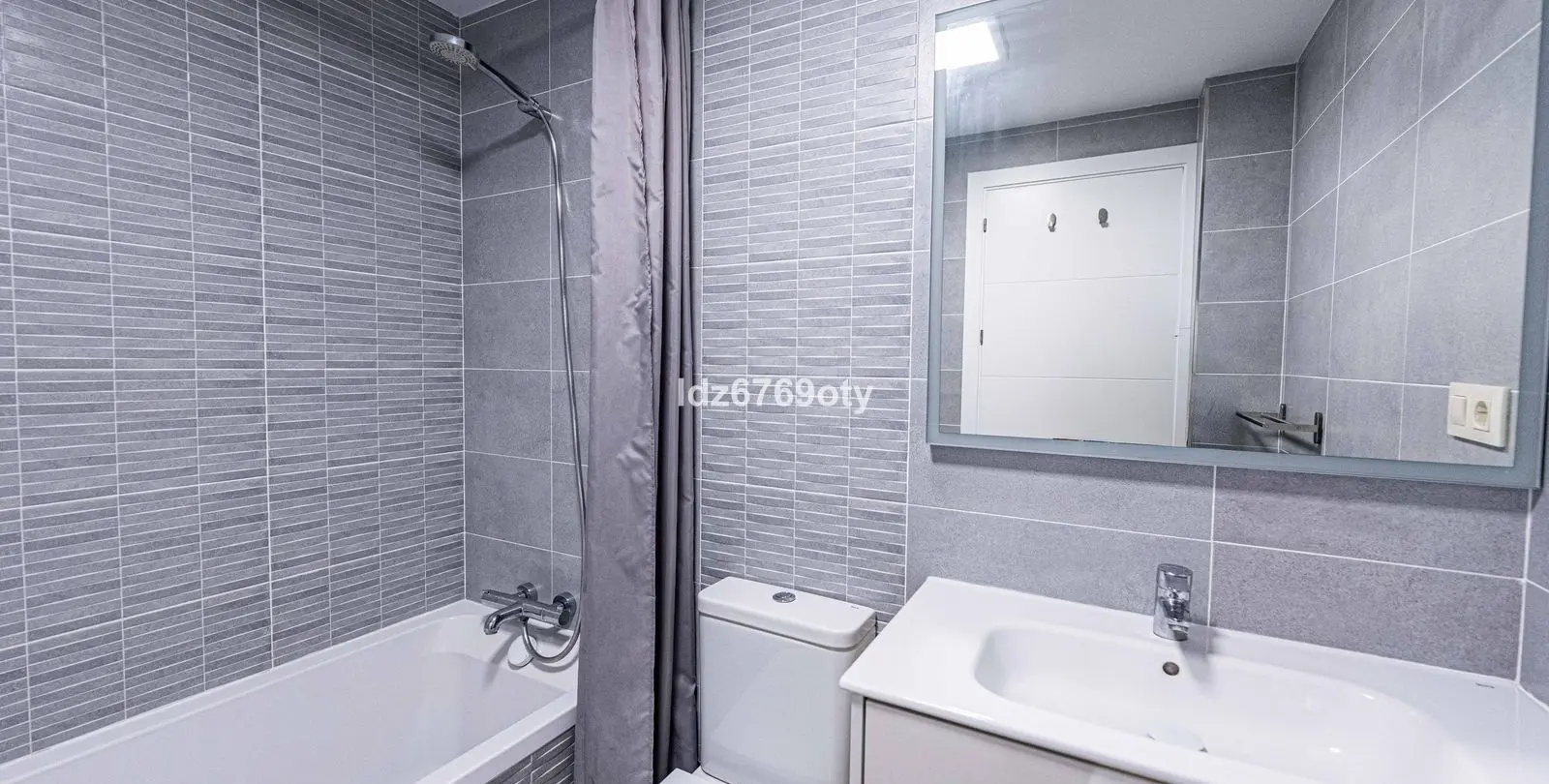Venta de apartamento en planta media en Benalmadena Costa 24