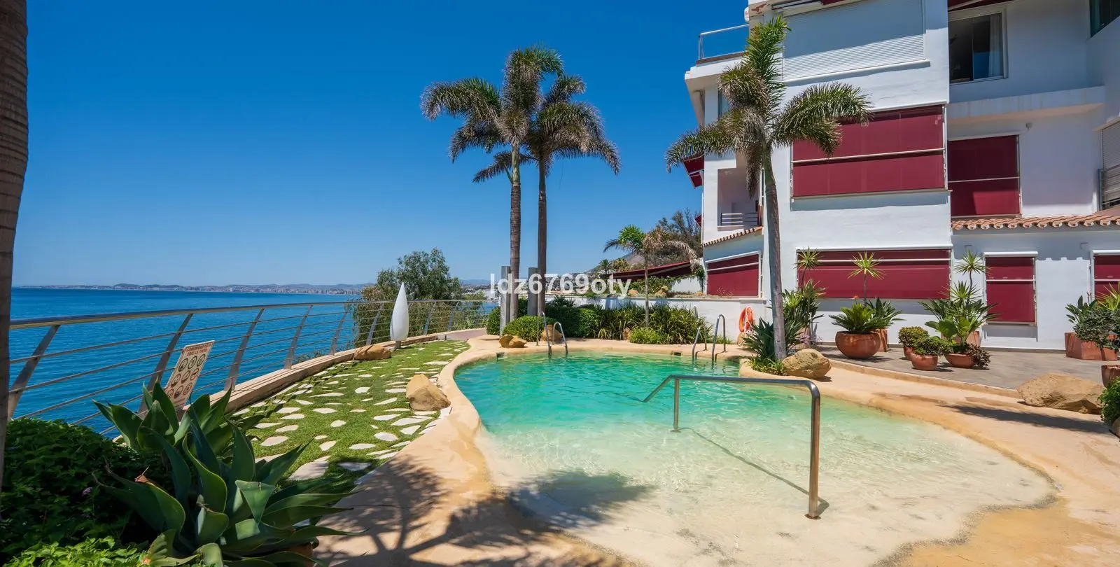 Venta de apartamento en planta media en Benalmadena Costa 31