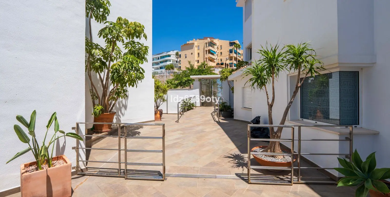 Venta de apartamento en planta media en Benalmadena Costa 33