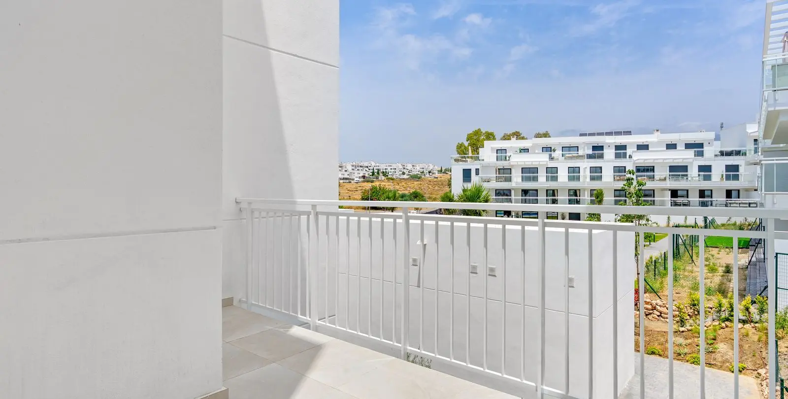 Venta de apartamento en planta media en La Cala de Mijas 2