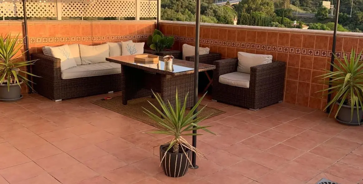 Sale of penthouse in Estepona 2