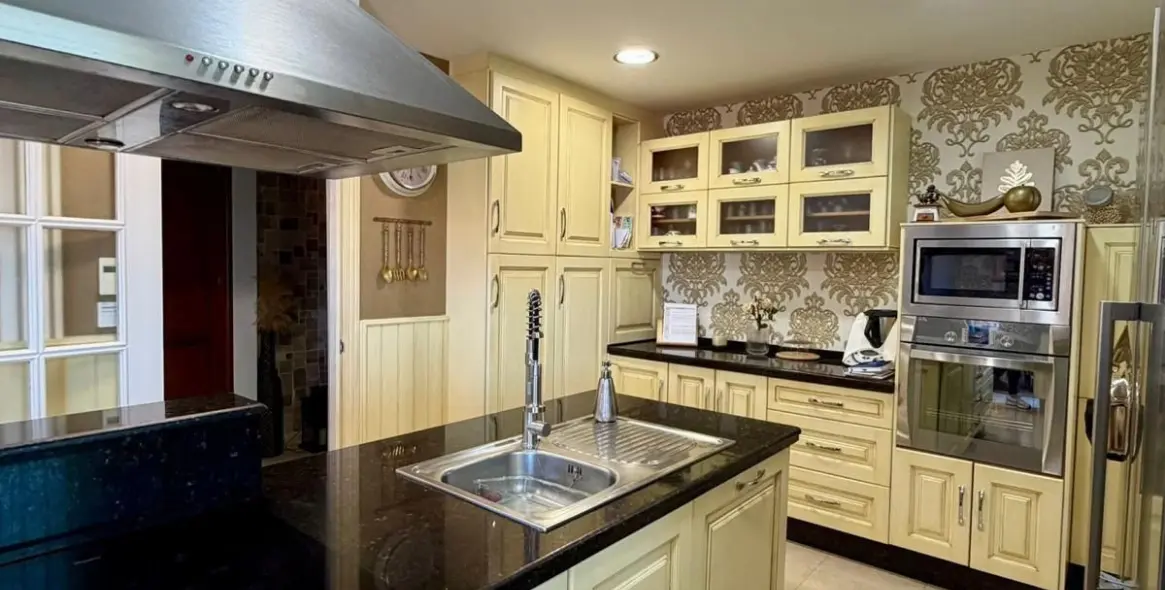 Sale of penthouse in Estepona 10