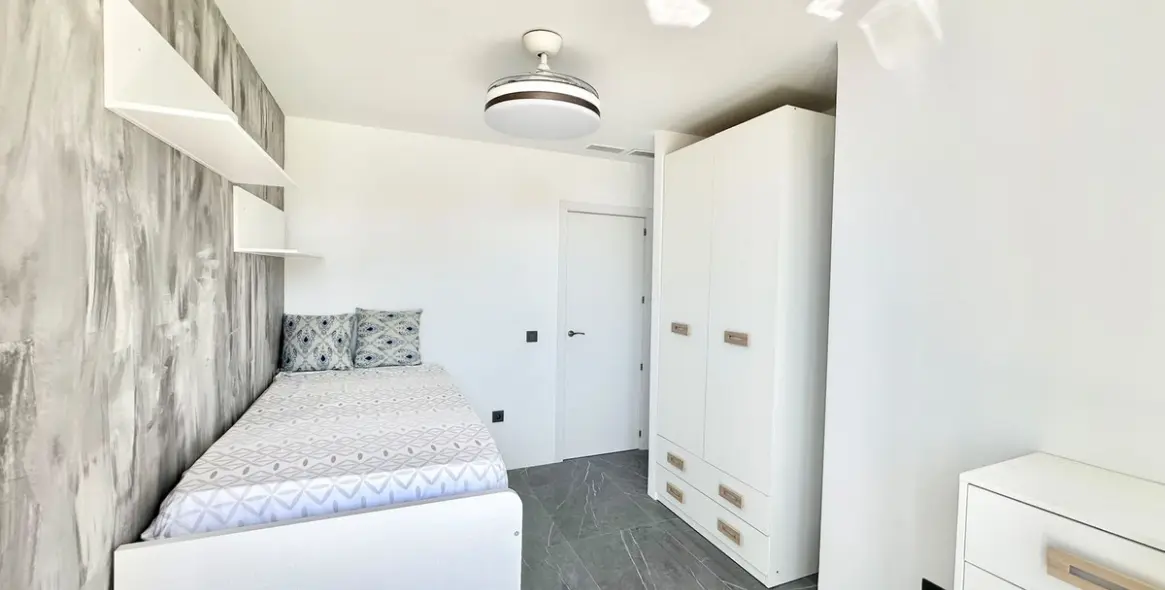 Sale of middle floor apartment in Benalmadena Costa 10