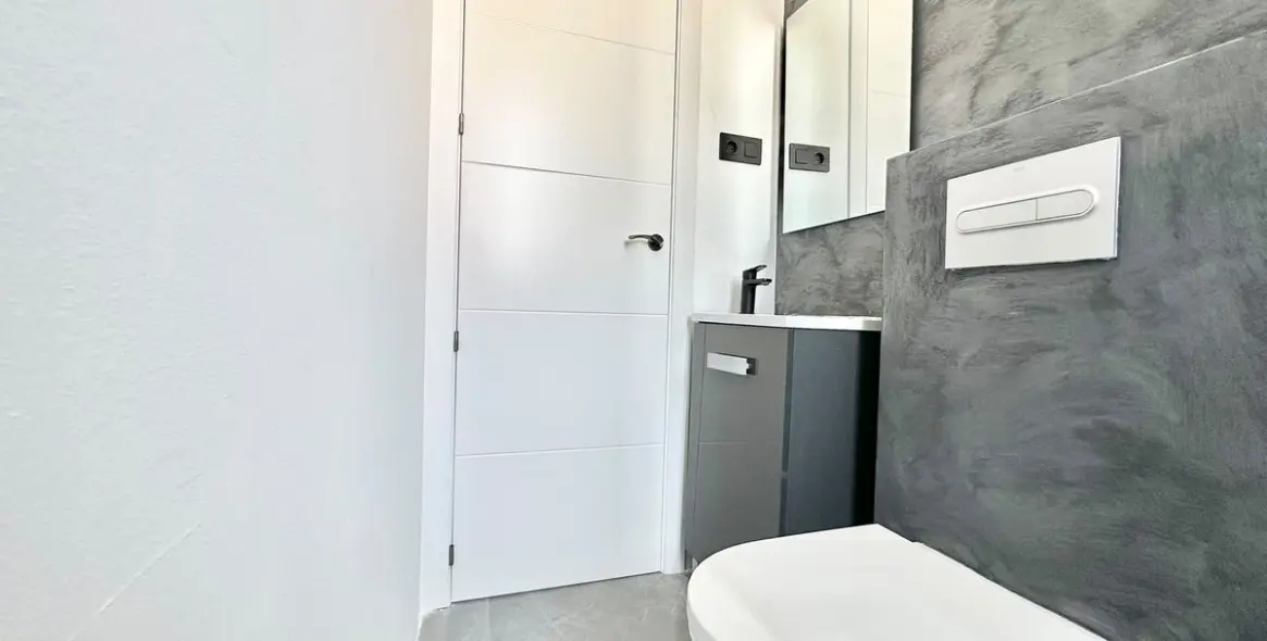 Sale of middle floor apartment in Benalmadena Costa 15