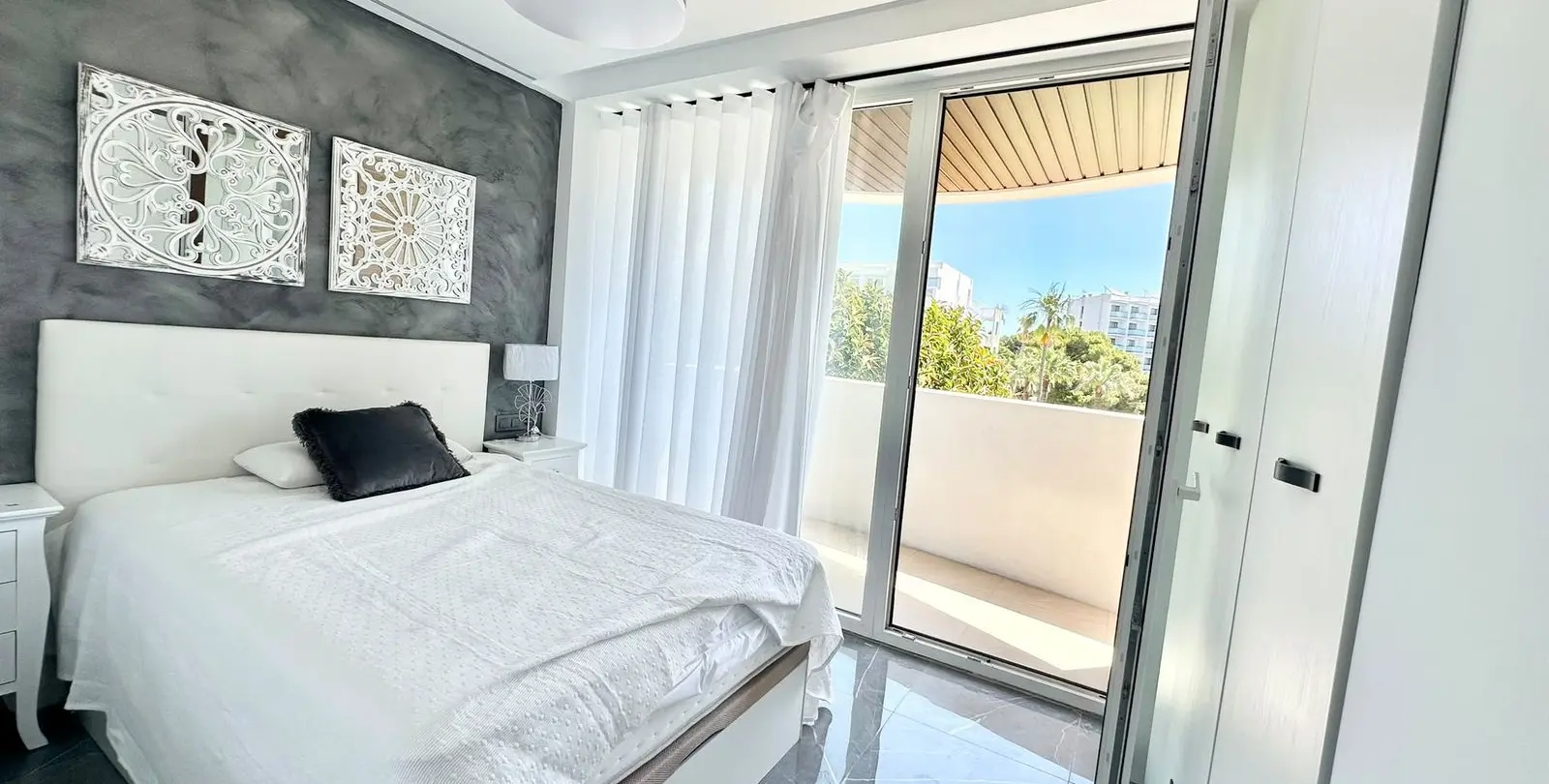 Sale of middle floor apartment in Benalmadena Costa 9