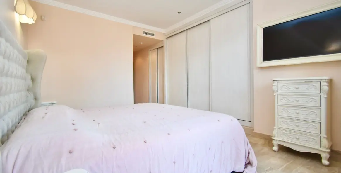 Venta de apartamento en planta media en Puerto Banús 1