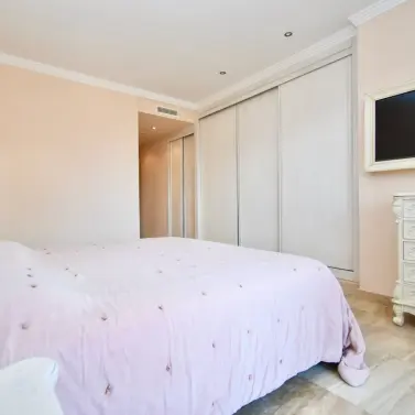 Venta de apartamento en planta media en Puerto Banús