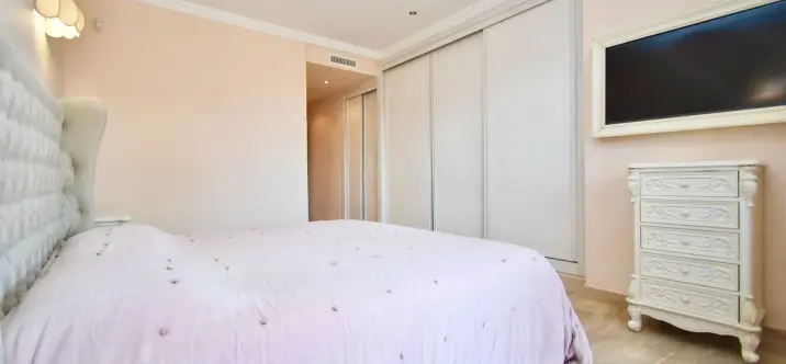 Venta de apartamento en planta media en Puerto Banús 0