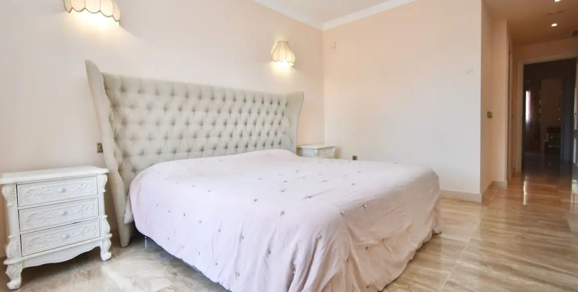Venta de apartamento en planta media en Puerto Banús 2