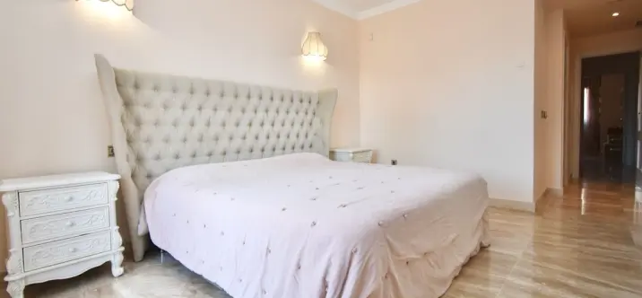 Venta de apartamento en planta media en Puerto Banús 1