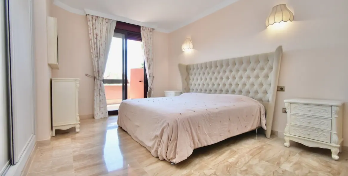 Venta de apartamento en planta media en Puerto Banús 3