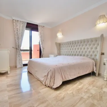 Venta de apartamento en planta media en Puerto Banús