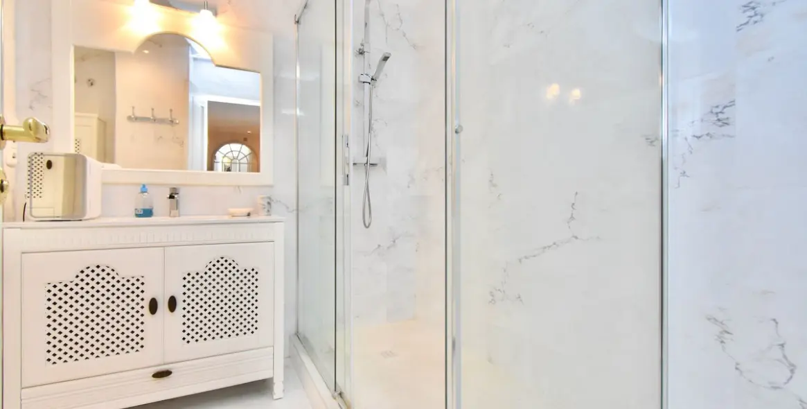 Venta de apartamento en planta media en Puerto Banús 4