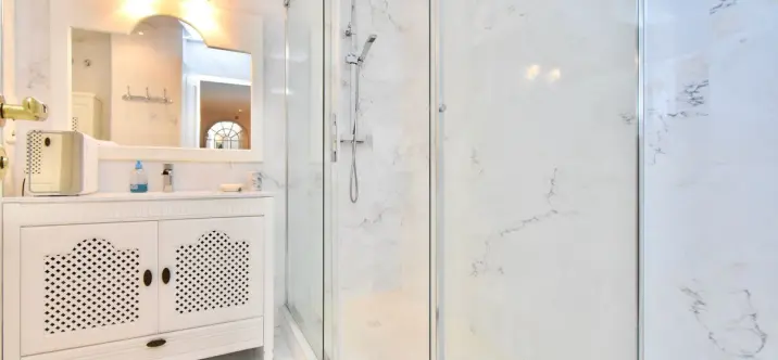 Venta de apartamento en planta media en Puerto Banús 3