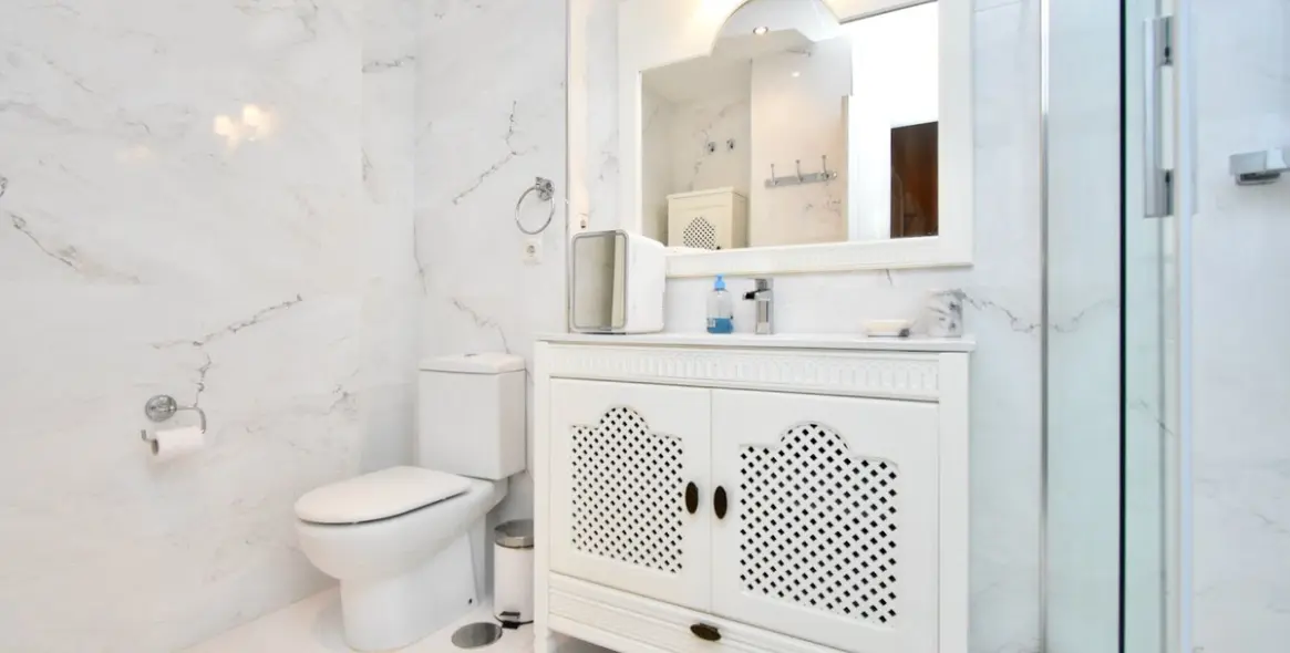 Venta de apartamento en planta media en Puerto Banús 5