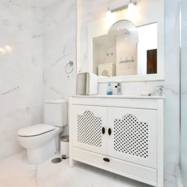 Venta de apartamento en planta media en Puerto Banús