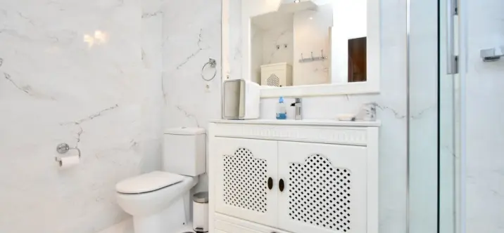 Venta de apartamento en planta media en Puerto Banús 4