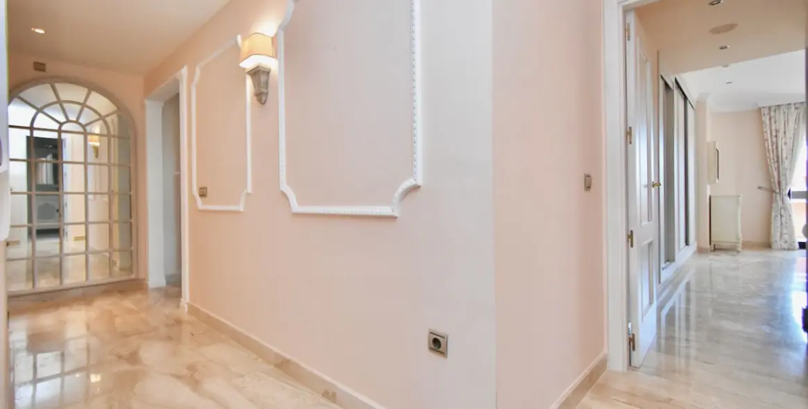 Venta de apartamento en planta media en Puerto Banús 6