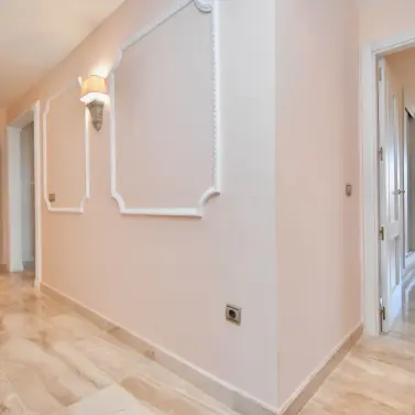 Venta de apartamento en planta media en Puerto Banús