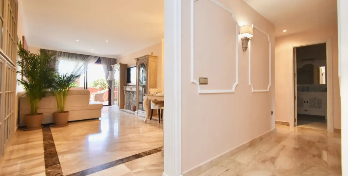 Venta de apartamento en planta media en Puerto Banús 7