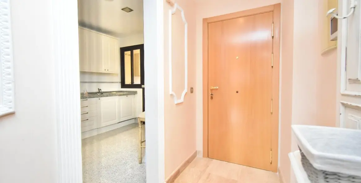 Venta de apartamento en planta media en Puerto Banús 8